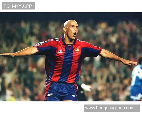 浴巾包裹下的足球明星私生活揭秘与运动场上的光辉对比