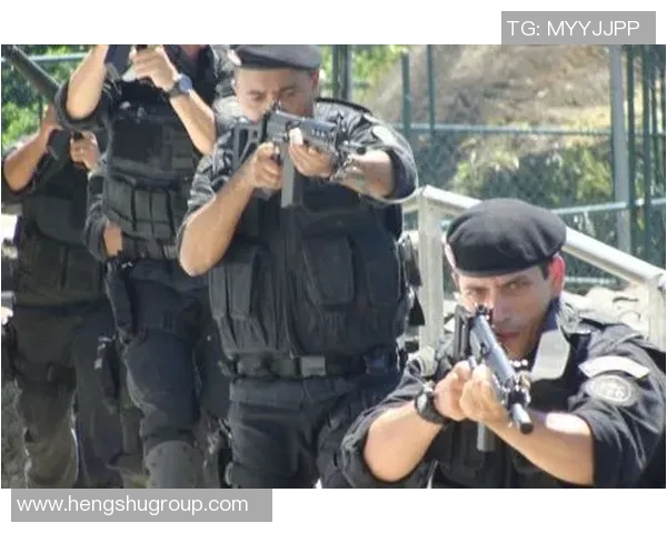 巴西毒贩与足球明星的惊人交集揭示了社会阴暗面与运动荣耀的对比 巴西毒贩与足球明星的惊人交集揭示了社会阴暗面与运动荣耀的对比