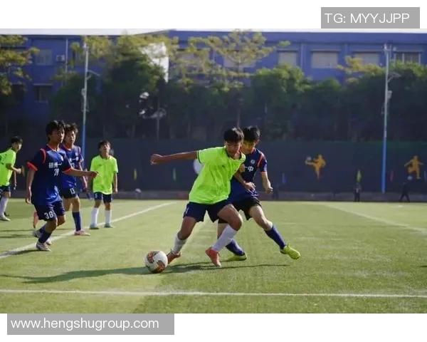 晚风轻拂梦中球场追逐足球明星的青春与热血故事